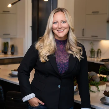 Portrait of Leslie Bell, REALTOR®
